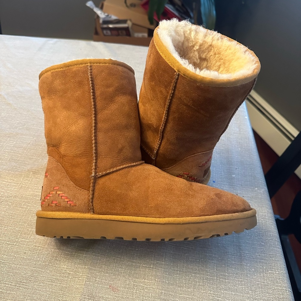 Women’s Classic Short II Uggs in Chestnut with Small Design on Heel
